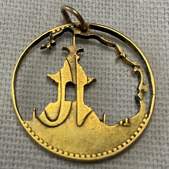 KOREAN 10 WON PAGODA, PUL GUK , TEMPLE. GOLD PLATING. OPENWORK MEDAL. VINTAGE - Picture 3 of 4